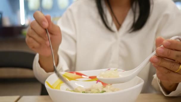 Asiática Madre Alimentación Fideo Hija Restaurante Alimentar Con Precaución Debido — Vídeo de stock
