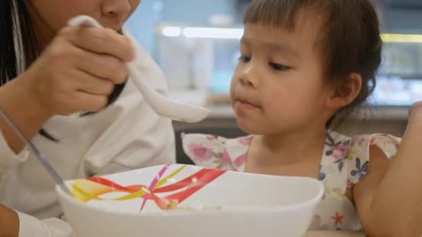 Asyalı Anne Restoranda Kızına Erişte Yediriyor Sıcak Yemek Yüzünden Ihtiyatlı — Stok video