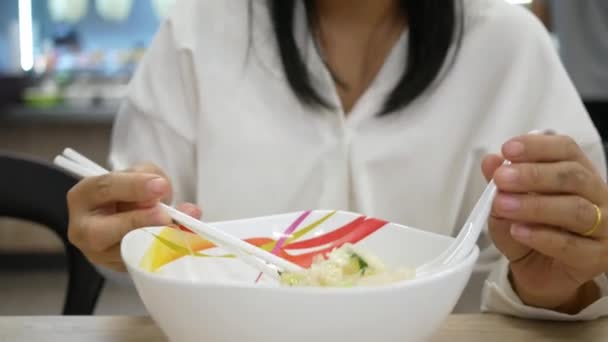 Mulher Comendo Macarrão Praça Alimentação Shopping — Vídeo de Stock