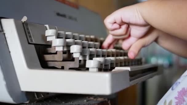 Het Zijaanzicht Van Schattig Kind Meisje Typen Een Vintage Typemachine — Stockvideo