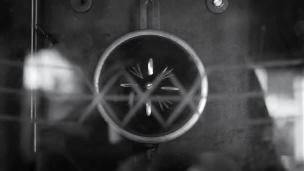 Närbild Svängande Pendel Loop Vintage Klocka Vägg — Stockvideo