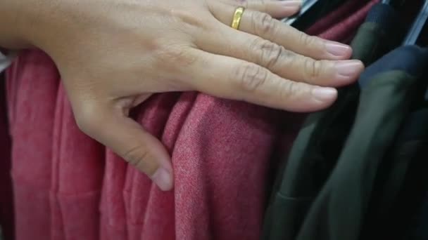 Les Mains Femme Courent Sur Rack Vêtements Choisit Pull — Video