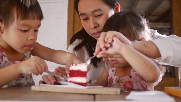 Adorabile Poco Asiatico Bambino Ragazza Mangiare Gelso Torta Con Suo — Video Stock