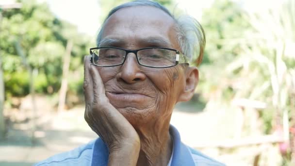 Starszy Mężczyzna Gryzie Bawełnianą Gazę Ekstrakcji Zęba Próchnica Zębów Nie — Wideo stockowe