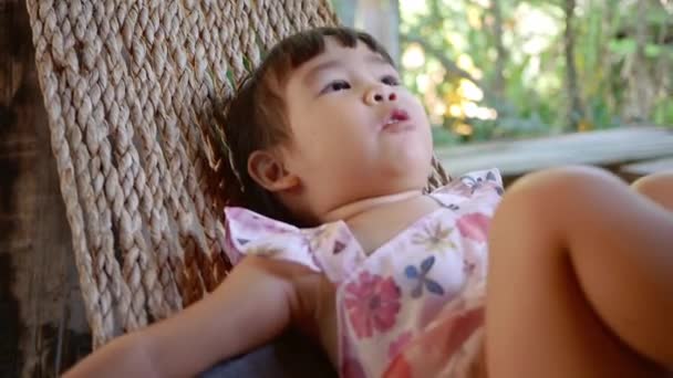 Χαριτωμένο Κοριτσάκι Χαλαρωτικό Και Ξαπλωμένο Αιώρα Εξωτερική Στον Κήπο — Αρχείο Βίντεο