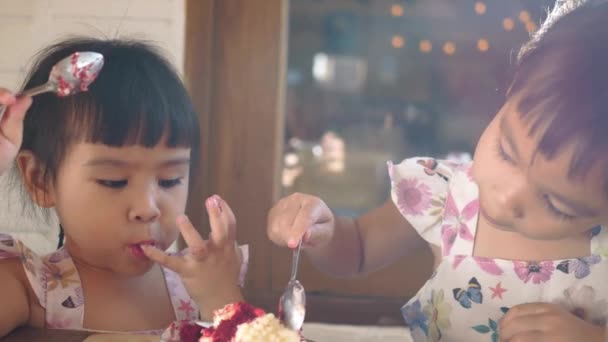 Schattig Klein Aziatisch Kind Meisje Eten Moerbeientaart Het Cafe — Stockvideo