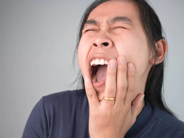 Mulher pegando na bochecha porque ela tem uma dor de dente. Serviços de saúde — Fotografia de Stock