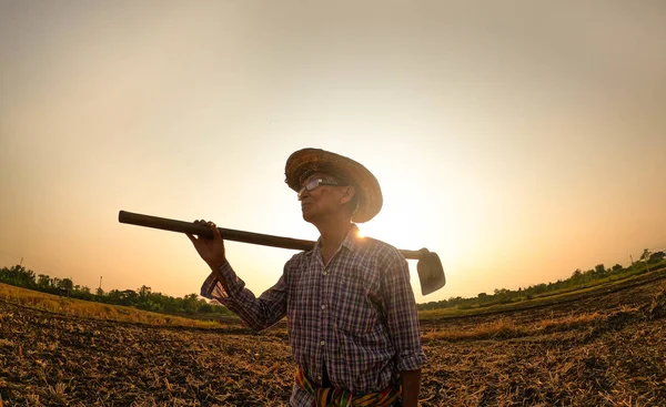 Starsi rolnicy azjatyccy odśnieżają i przygotowują glebę tarniną — Zdjęcie stockowe