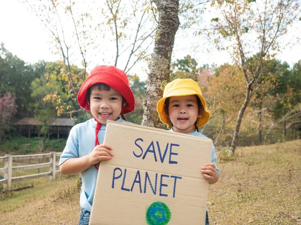 Dois irmãos menina criança segurando "Salve o planeta" Poster — Fotografia de Stock