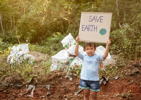 La niña sosteniendo el afiche "Salvemos la Tierra" mostrando un — Foto de Stock