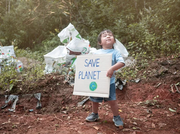 La niña sosteniendo el afiche "Salvar el planeta" que muestra un — Foto de Stock