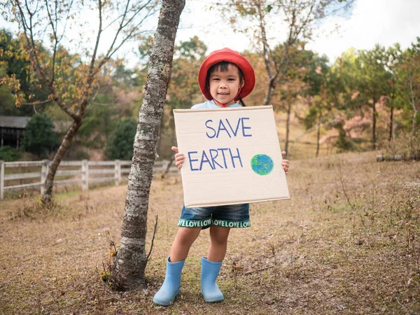 A menina criança segurando "Save the Earth" Poster mostrando um — Fotografia de Stock