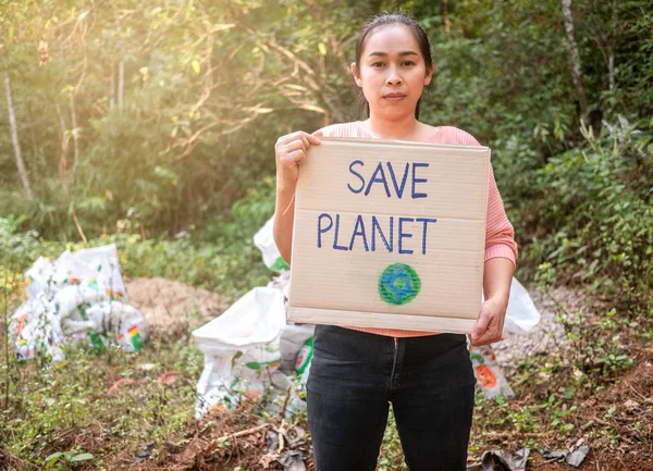La joven que sostiene el afiche "Salvemos el planeta" mostrando un cartel — Foto de Stock