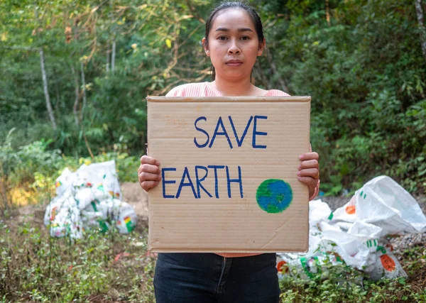 La joven sosteniendo el cartel de "Salvemos la Tierra" mostrando un cartel p — Foto de Stock