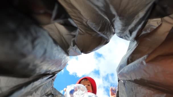 Szczęśliwa Dziewczynka Podnosi Plastikową Butelkę Trawy Parku Worka Śmieci Młody — Wideo stockowe