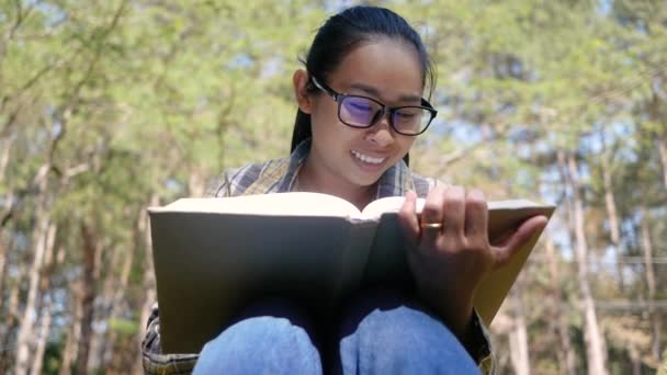 Jovem Asiática Relaxando Lendo Livro Sentado Parque Dia Verão Conceito — Vídeo de Stock