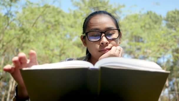 Azjatycka Młoda Kobieta Relaksująca Się Czytająca Książkę Siedzącą Parku Letni — Wideo stockowe