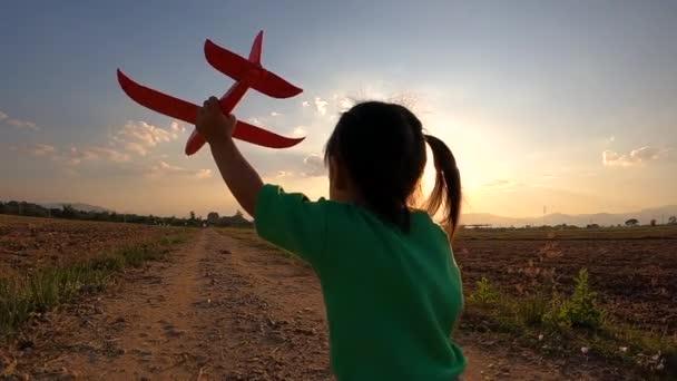 Медленное Движение Счастливой Маленькой Девочки Бежит Игрушечным Самолетом Фоне Заката — стоковое видео