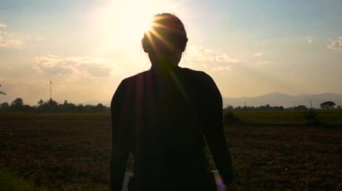Kadın silueti, elinde 2020 yazı olan geri dönüşüm kartonu, günbatımı gökyüzü arkaplanı ve metinde gün ışığı barındırıyor. Yeni Yıl ve Kutlama Kavramları.
