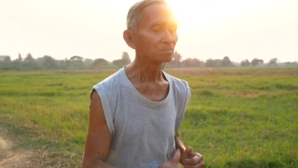 Hombre Mayor Asiático Corriendo Sobre Fondo Atardecer Sobre Campo Campo — Vídeo de stock