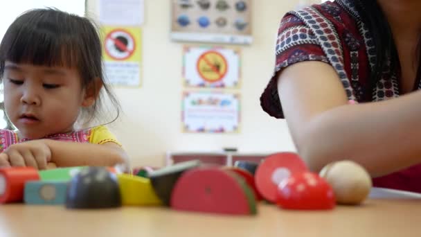 Niedlichen Kleinen Mädchen Spaß Beim Spielen Mit Kochspielzeug Wohnzimmer Klassenzimmer — Stockvideo