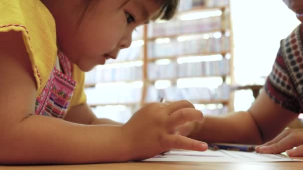 Linda Niña Divirtiéndose Jugando Con Juguetes Cocina Sala Estar Sala — Vídeos de Stock