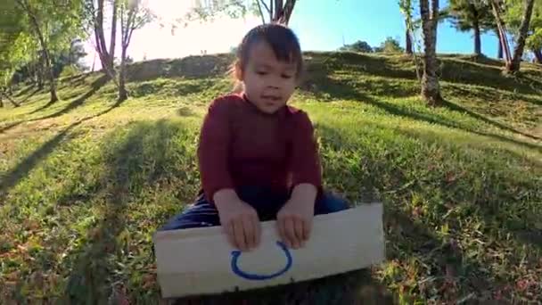 Cute Little Girl Dziecko Zabawy Gry Slajdów Recyklingu Kartonowe Pudełko — Wideo stockowe