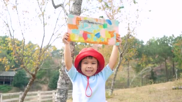 Niña Feliz Mostrando Trabajo Para Colorear Caja Cartón Reciclado Jardín — Vídeo de stock