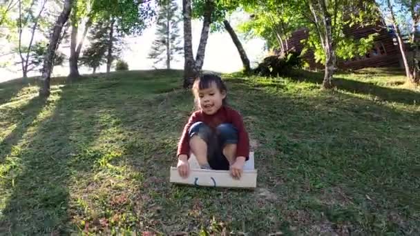 Linda Niña Que Divierte Jugando Diapositiva Con Caja Cartón Reciclado — Vídeos de Stock