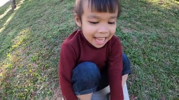 Menina Bonito Divertindo Para Jogar Slide Com Caixa Papelão Reciclado — Vídeo de Stock