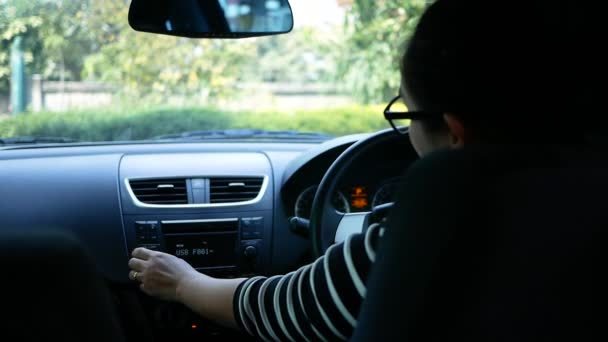 Wanita Muda Mengendarai Mobil Dan Tombol Putar Radio Mobil Pada — Stok Video
