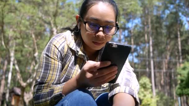 Jovem Está Lendo Mensagem Texto Agradável Telefone Celular Enquanto Está — Vídeo de Stock