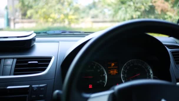 Vrouw Start Auto Bewegende Transmissie Versnelling Rijden — Stockvideo