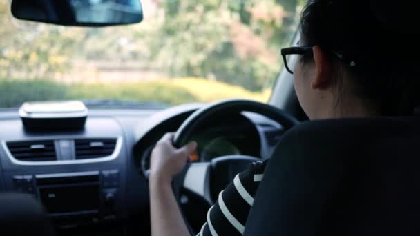 Mulher Ligar Carro Mudar Transmissão Para Conduzir — Vídeo de Stock