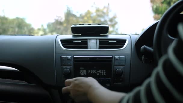 Jonge Vrouw Rijden Een Auto Draai Knop Van Radio Auto — Stockvideo