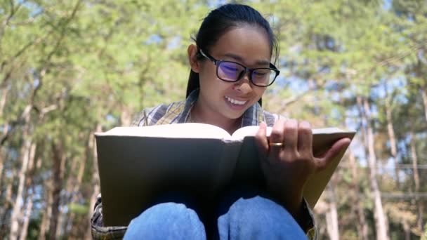 Asian Young Woman Relaxing Reading Book Sitting Park Summer Day — 비디오