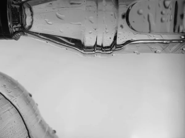 Plastic waterfles drijvend in water, niet-afbreekbaar kunststof — Stockfoto