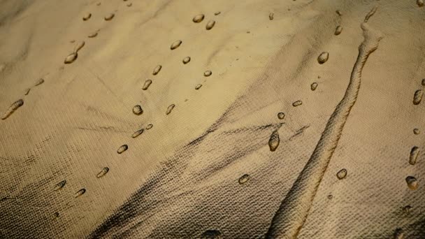 Gotas Agua Rodantes Sobre Fondo Dorado Claro Textura Abstracta — Vídeo de stock