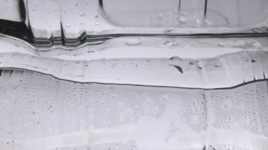 Suda yüzen plastik su şişesi, çözünemeyen plastik, çevre kirliliği kavramı. Yaratıcı arka plan, sualtı köşesinden fotoğraflar..