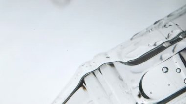 Suda yüzen plastik su şişesi, çözünemeyen plastik, çevre kirliliği kavramı. Yaratıcı arka plan, sualtı köşesinden fotoğraflar..