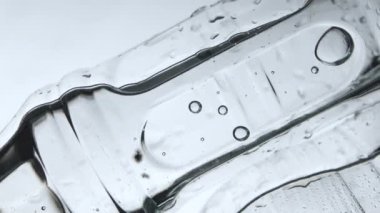Suda yüzen plastik su şişesi, çözünemeyen plastik, çevre kirliliği kavramı. Yaratıcı arka plan, sualtı köşesinden fotoğraflar..