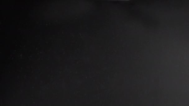 Туман Спрей Бутылку Распыления Воды Воздух Темном Фоне — стоковое видео