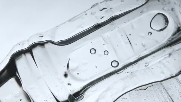 Wasserflasche Aus Kunststoff Die Wasser Schwimmt Nicht Zersetzbarer Kunststoff Konzept — Stockvideo