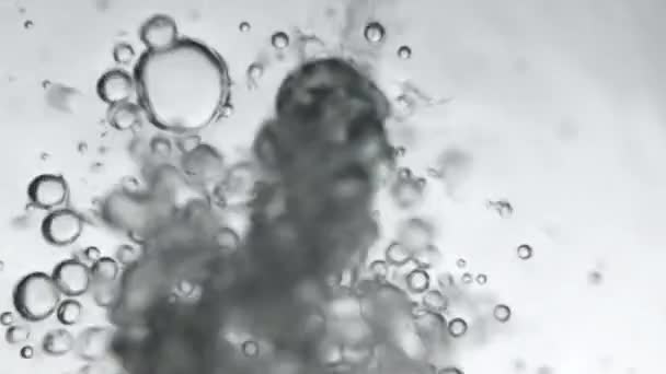 Burbujas Aire Agua Mientras Vierte Agua Vidrio Fotos Esquina Submarina — Vídeos de Stock
