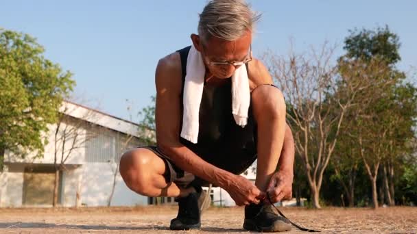 Aziatische Senior Man Bindt Zijn Veters Van Hardloopschoenen Joggen Voor — Stockvideo