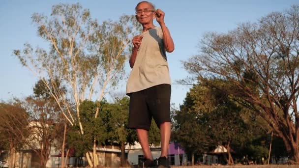 Atractivo Hombre Deportivo Senior Postura Boxeo Los Ejercicios Parque Para — Vídeos de Stock