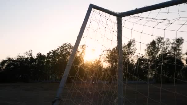 Stadyumda Gün Batımında Arka Planda Olan Futbol Golü — Stok video
