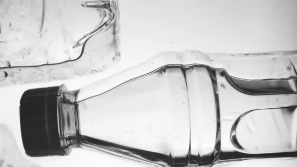 水に浮かぶプラスチック製の水ボトル 非分解性プラスチック 環境汚染のための概念 創造的な背景 水中の隅からの写真 — ストック動画