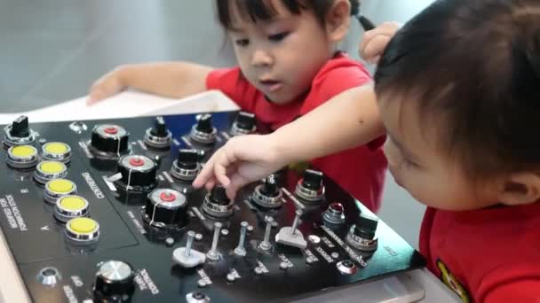 Happy Asian Child Watching Exhibition Family Planets Spaceships Princess Sirindhorn — 图库视频影像