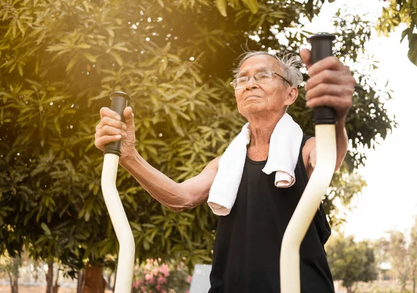 Asiatisk senior man i sportiga kläder tränar för god hälsa på — Stockfoto